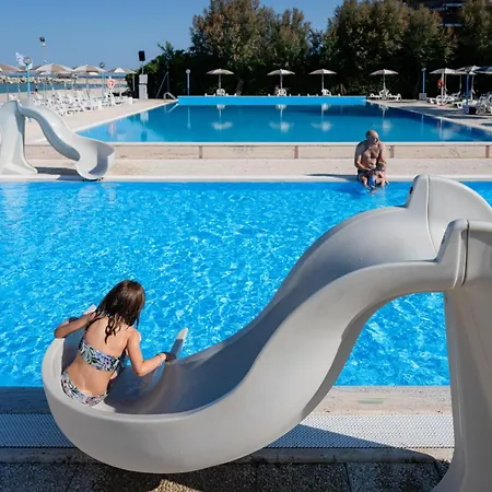 Club Del Sole Le Mimose Family Kamp alanı *